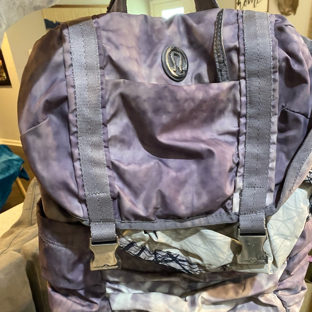 Lululemon wanderlust back pack in snowy owl
